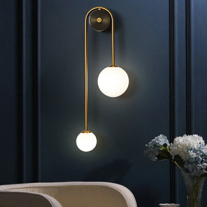 Brass Arc Wall Sconce Två Huvuden Opal Glas Skärm Belysning