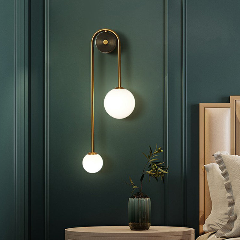 Brass Arc Wall Sconce Två Huvuden Opal Glas Skärm Belysning