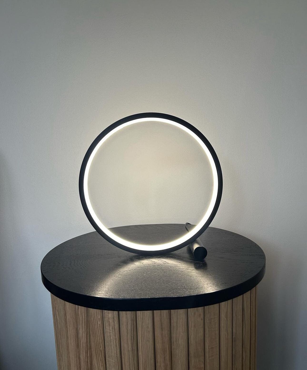 Circle LED Touch Lamp Metall Akryl Modern Skrivbordslampa