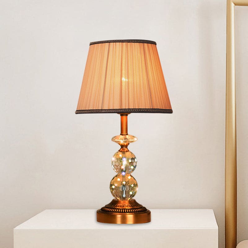 Kristallbordslampa med konisk form och slipade kristallkulor