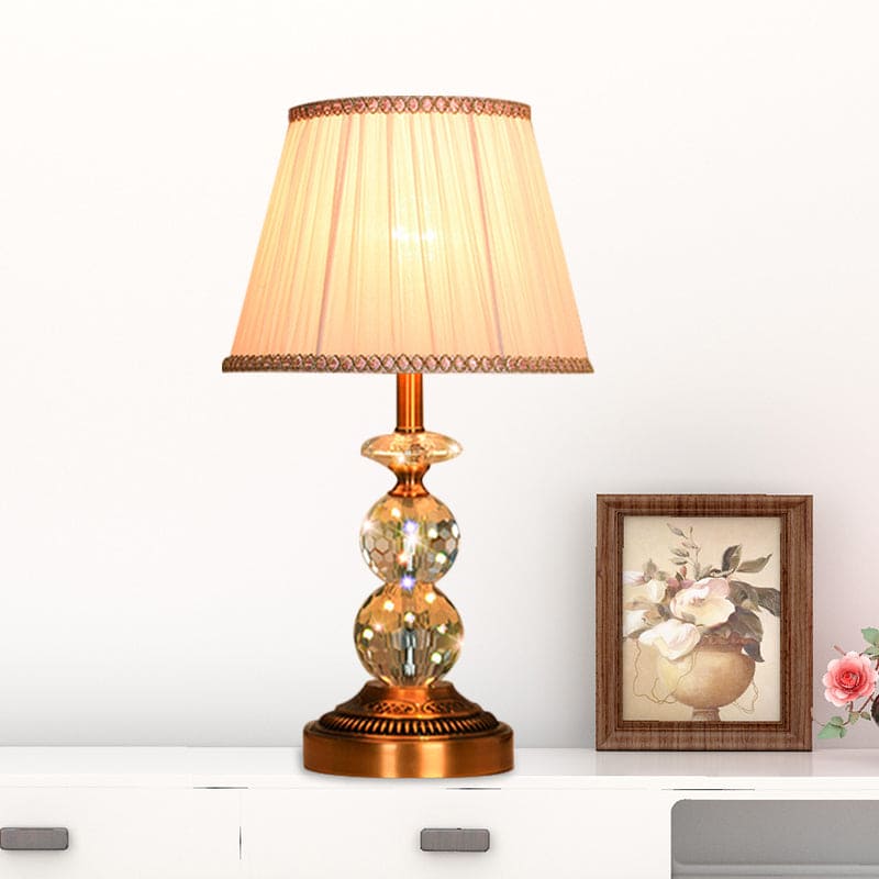 Kristallbordslampa med konisk form och slipade kristallkulor