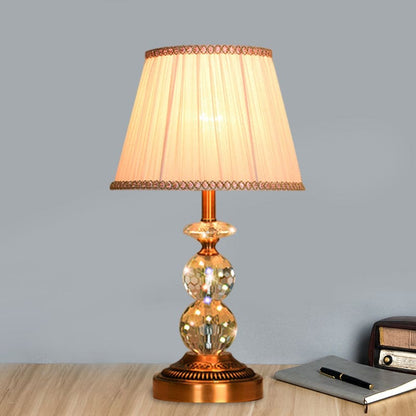 Kristallbordslampa med konisk form och slipade kristallkulor