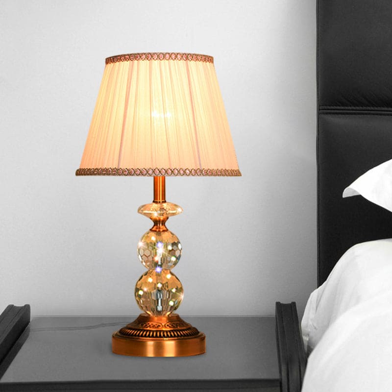 Kristallbordslampa med konisk form och slipade kristallkulor