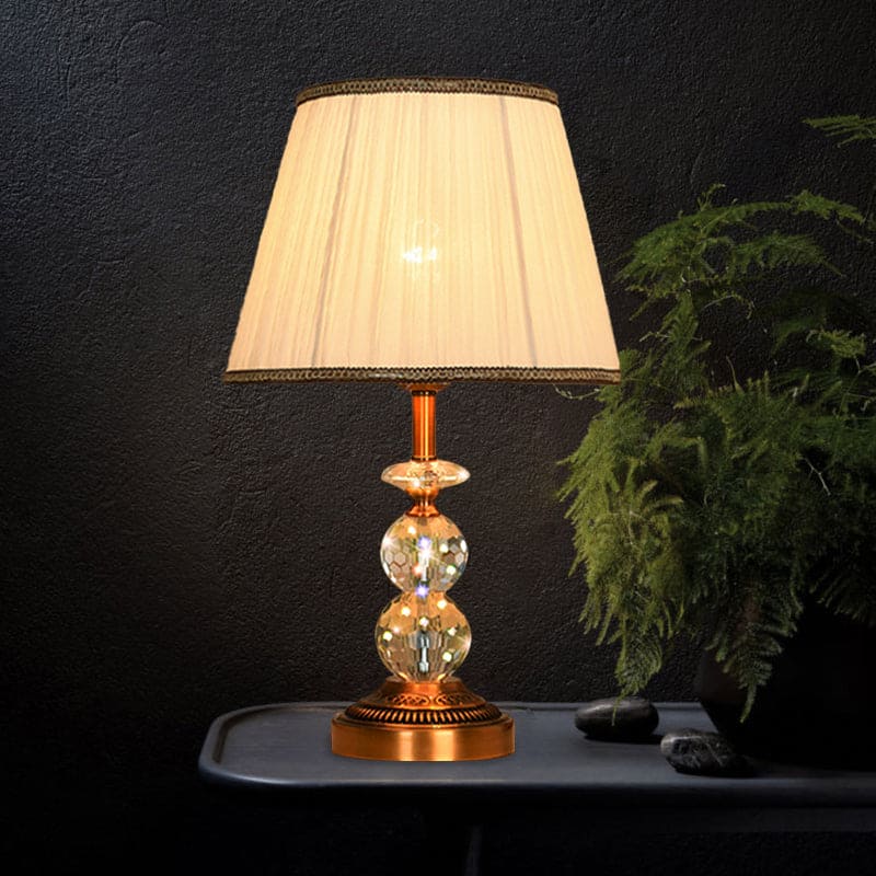 Kristallbordslampa med konisk form och slipade kristallkulor