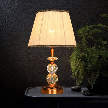 Kristallbordslampa med konisk form och slipade kristallkulor