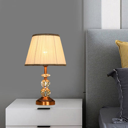 Kristallbordslampa med konisk form och slipade kristallkulor
