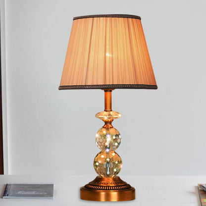 Kristallbordslampa med konisk form och slipade kristallkulor