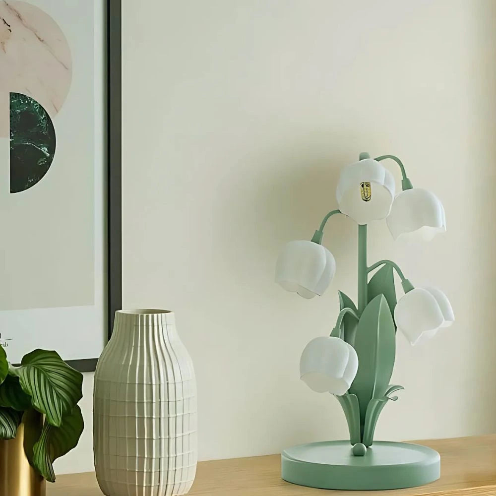 Elegant Bell Orchid Lamp med Mjuk Ljus och Metallisk Finish