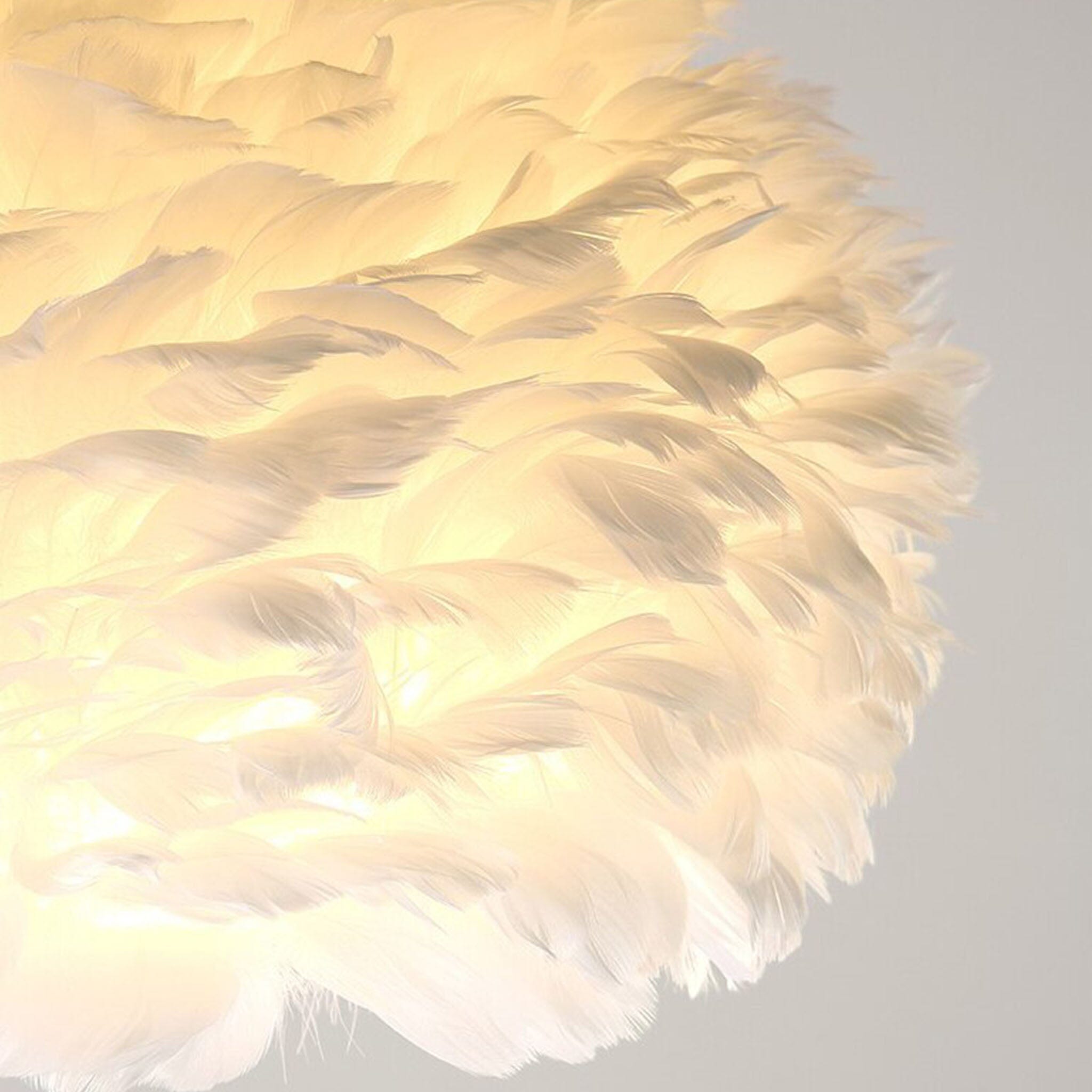 Elegant fjädrar bordslampa med mjukt gyllene ambient ljus