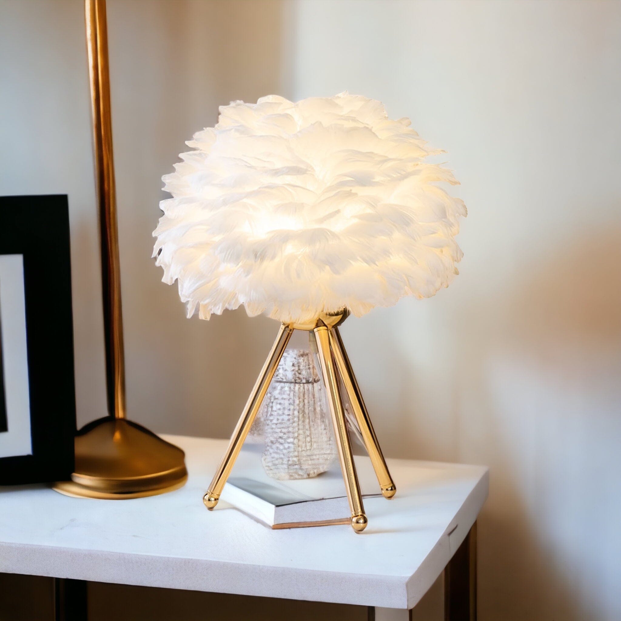 Elegant fjädrar bordslampa med mjukt gyllene ambient ljus