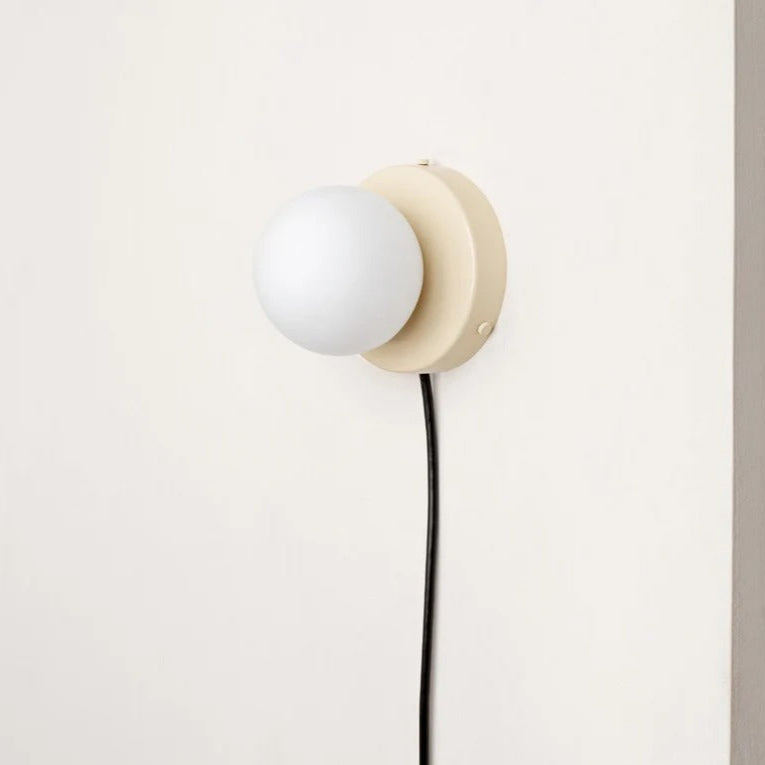 Elegant Glasvägglampa med plug-in design och LED-lampa