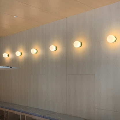 Elegant Glasvägglampa med plug-in design och LED-lampa