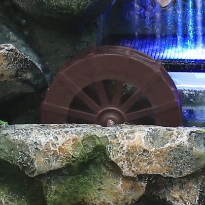 Belyst vattenfall fontän med klippträdgård och trä ornament