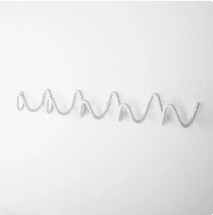 Modern väggklädhängare med elegant design och minimalistisk stil