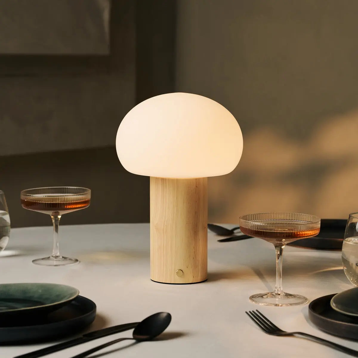 Lumari Senso | Dimbar bordslampa i trä och glas med batteri