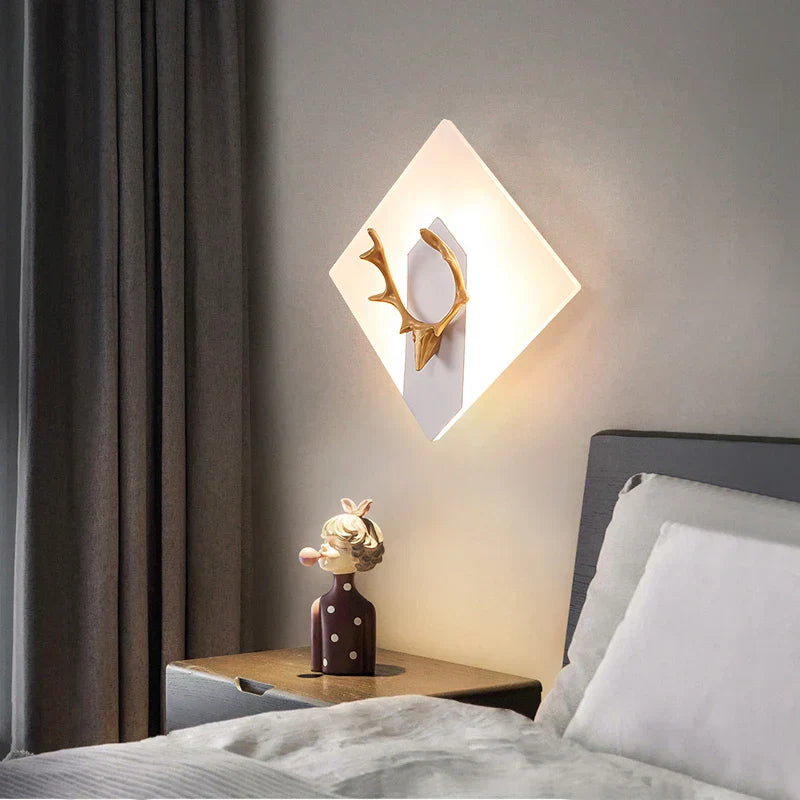 AntlerGlow - Modern LED Vägglampa med Gevärkdesign – Dekorativ Belysning