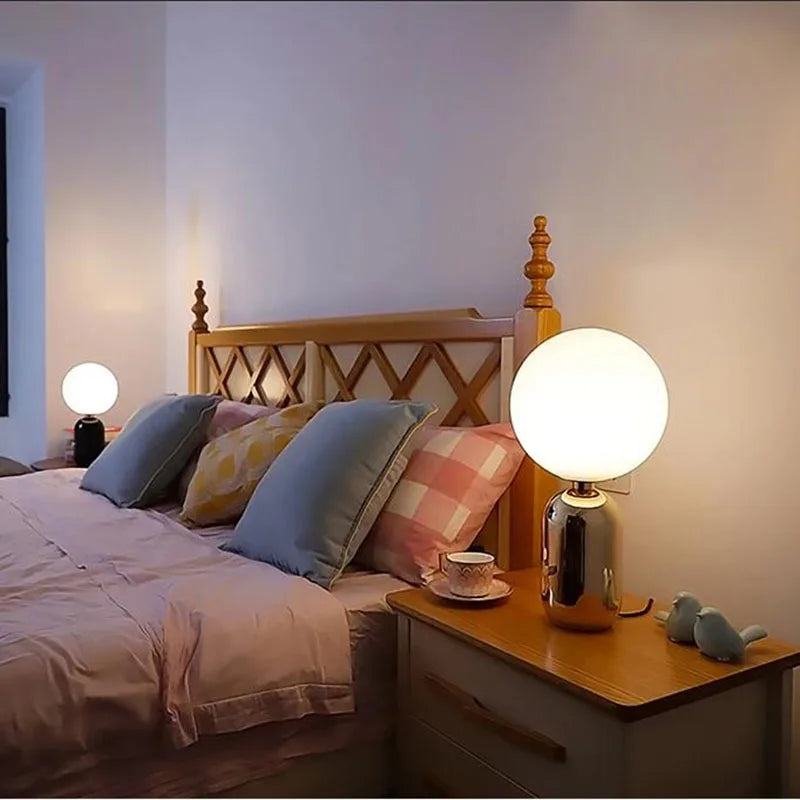 NordicGlow – Bordslampa med Glaskula och LED-belysning