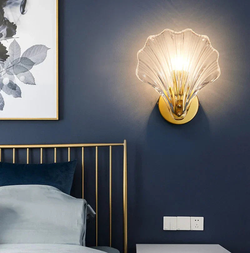 CoralGlimmer – Modern LED Vägglampa i Snäckformad Glasdesign