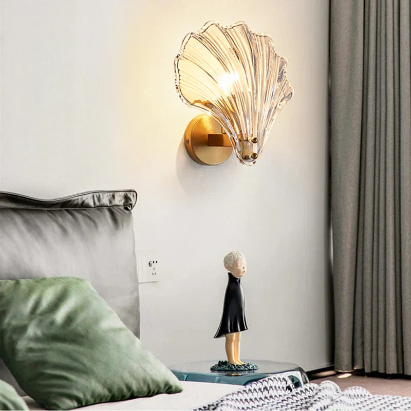 CoralGlimmer – Modern LED Vägglampa i Snäckformad Glasdesign