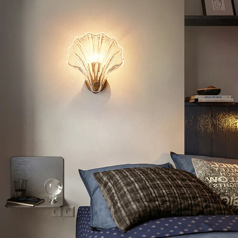 CoralGlimmer – Modern LED Vägglampa i Snäckformad Glasdesign