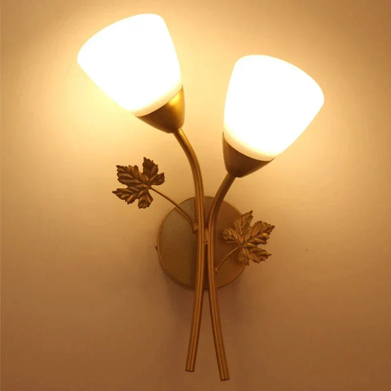LeafGlow - Järnvägglampa i Vintage Stil med Bladmotiv – LED-lampa