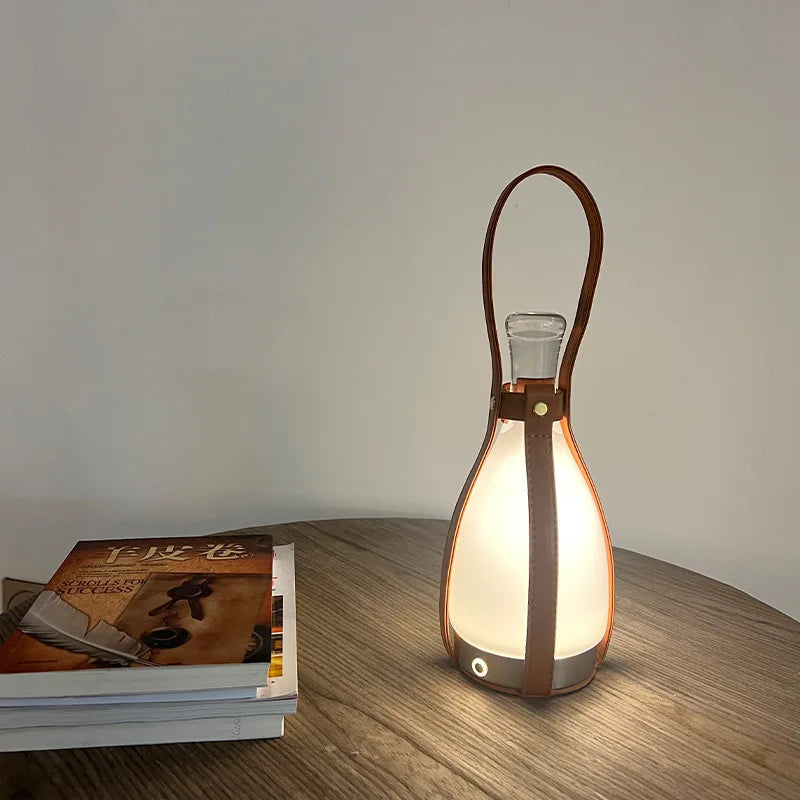 LumeCarry – Bärbar LED Flasketta med Läderhandtag