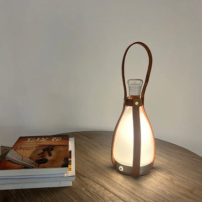 LumeCarry – Bärbar LED Flasketta med Läderhandtag