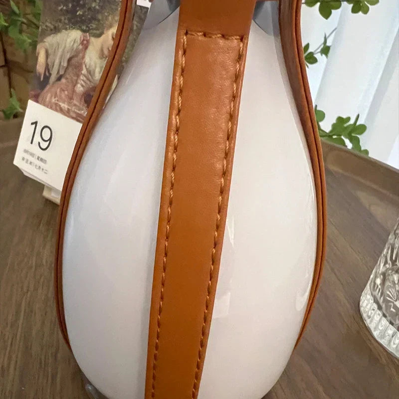 LumeCarry – Bärbar LED Flasketta med Läderhandtag