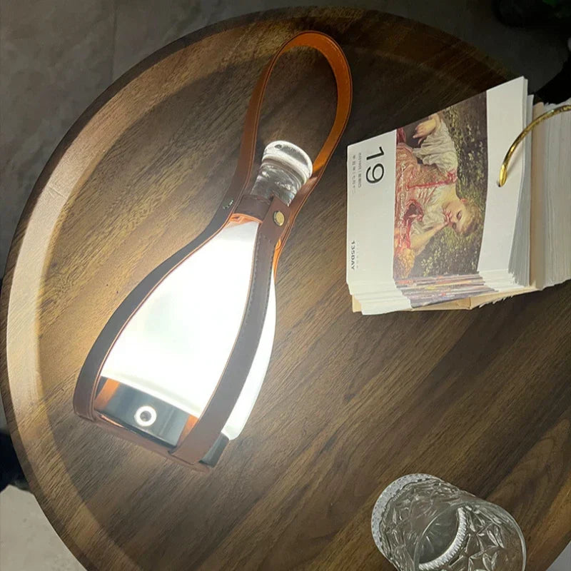 LumeCarry – Bärbar LED Flasketta med Läderhandtag