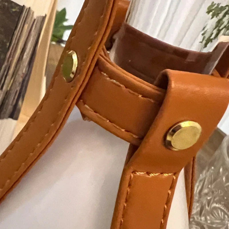 LumeCarry – Bärbar LED Flasketta med Läderhandtag