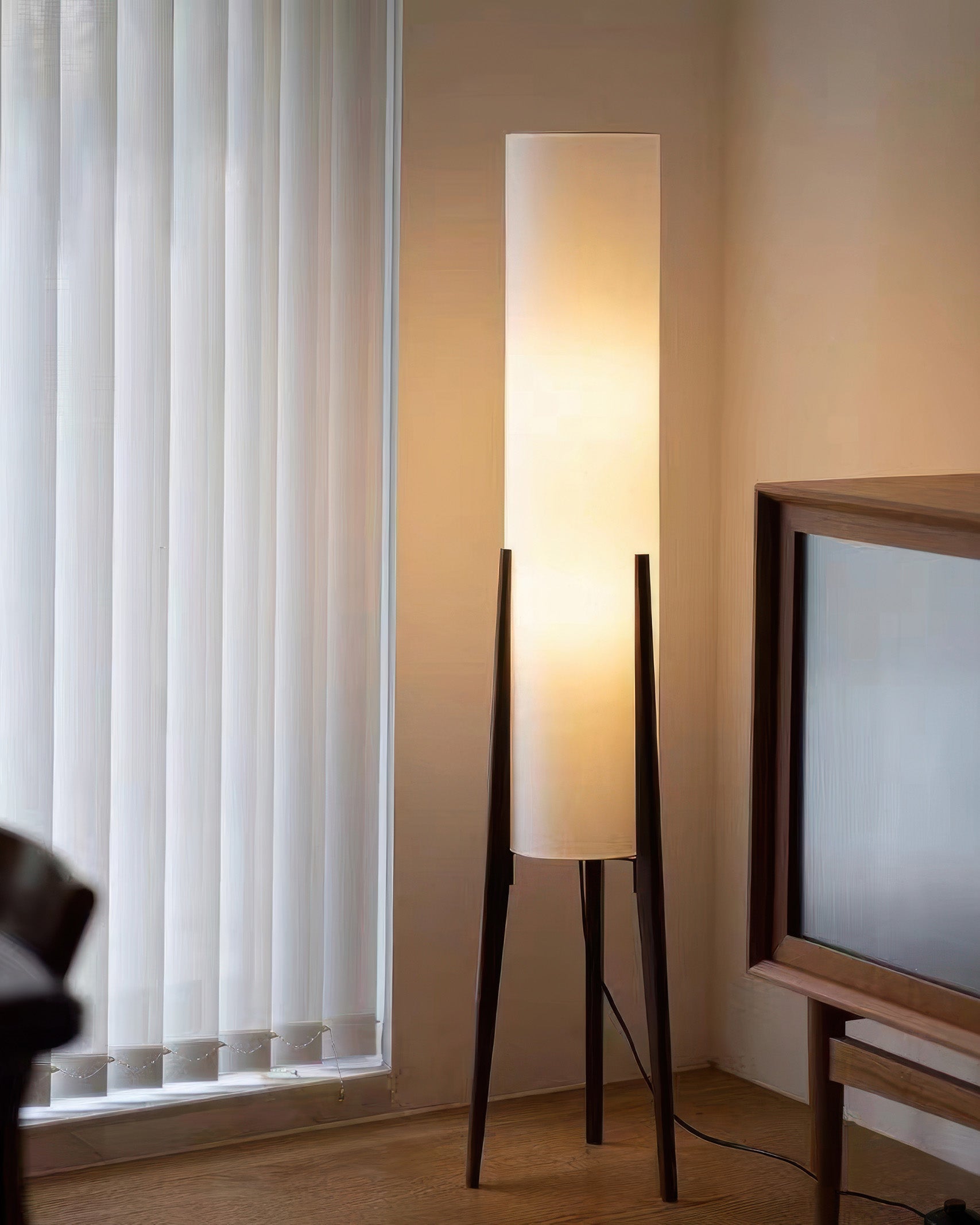 Lunara | Massivträstat lamp från valnöt med LED-ljus