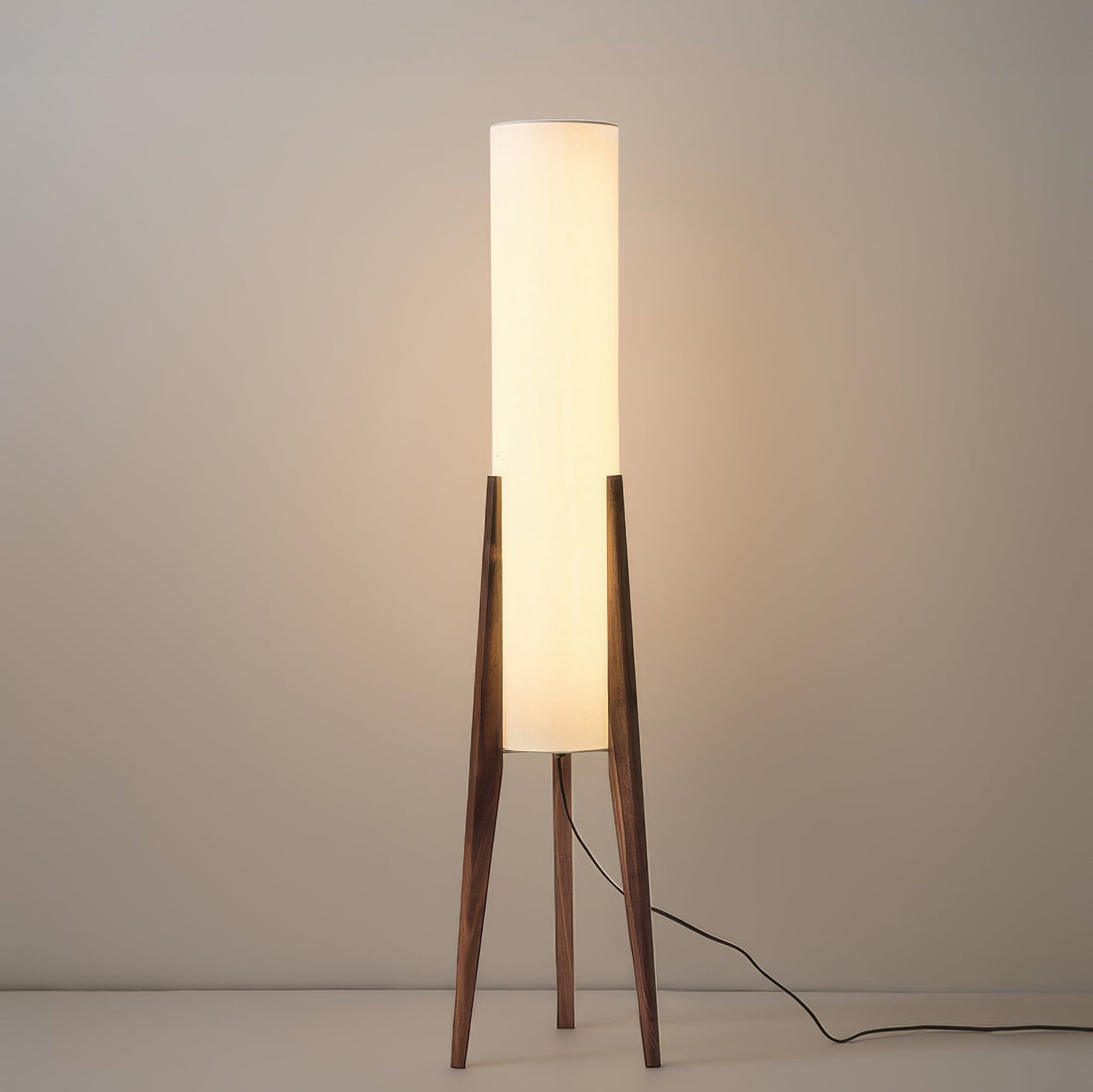 Lunara | Massivträstat lamp från valnöt med LED-ljus