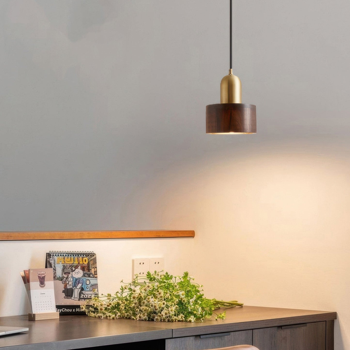 Carvallo – Elegant pendellampa med valnötsfinish och borstad mässingsdetaljer