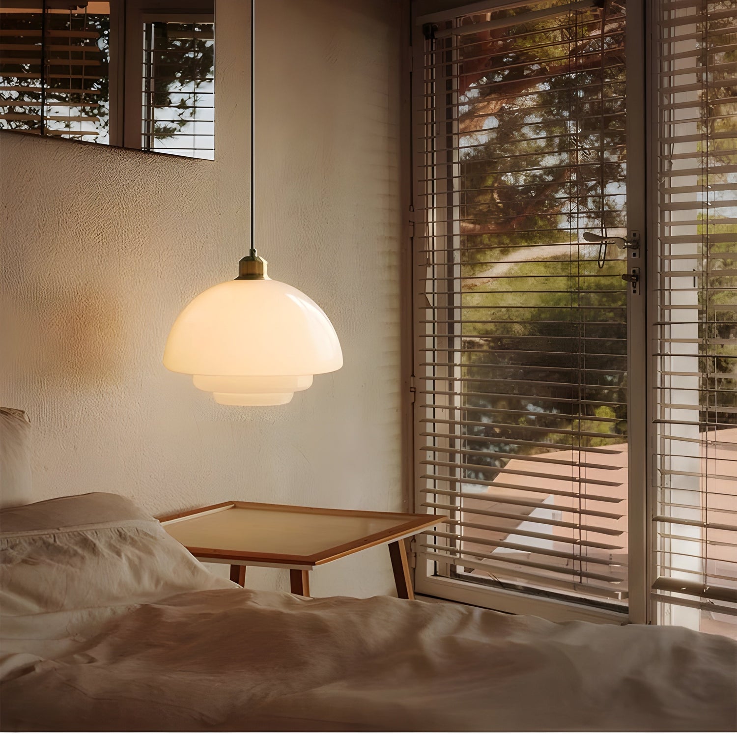 AuraBeam Light – Minimalistisk elfenbensfärgad LED-hänglampa i glas