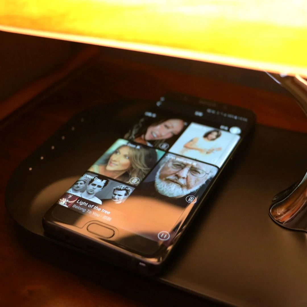 LumiSync Lampa - Bordslampa med Bluetooth-högtalare och trådlös laddare