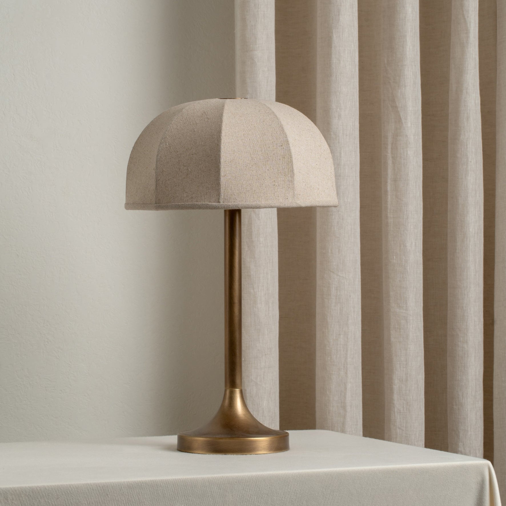 Ottino Bordlampa | Art Deco Sänglampa | Åldrad Mässing &amp; Linne | Elegant Accentljus | Brick by Brick