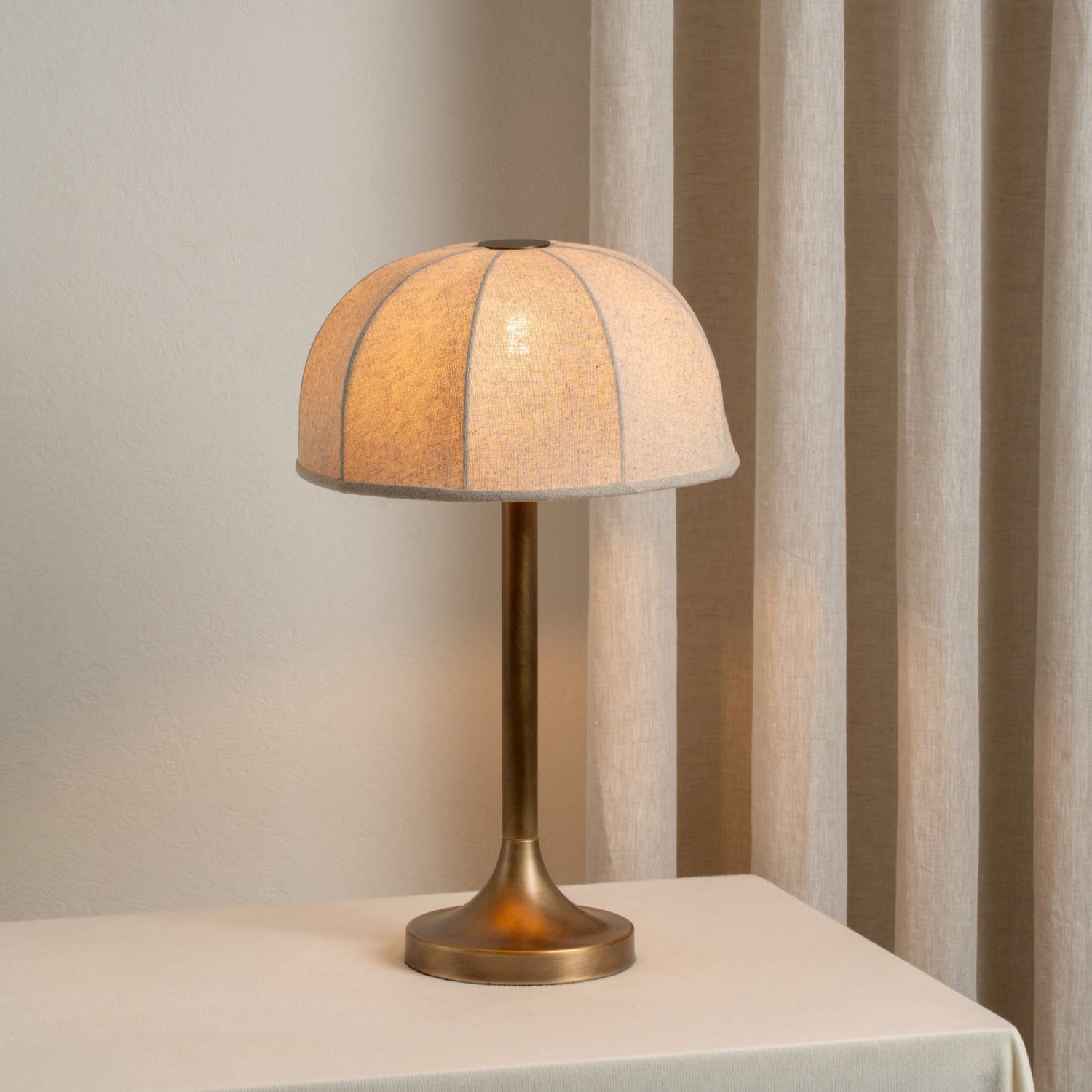 Ottino Bordlampa | Art Deco Sänglampa | Åldrad Mässing &amp; Linne | Elegant Accentljus | Brick by Brick