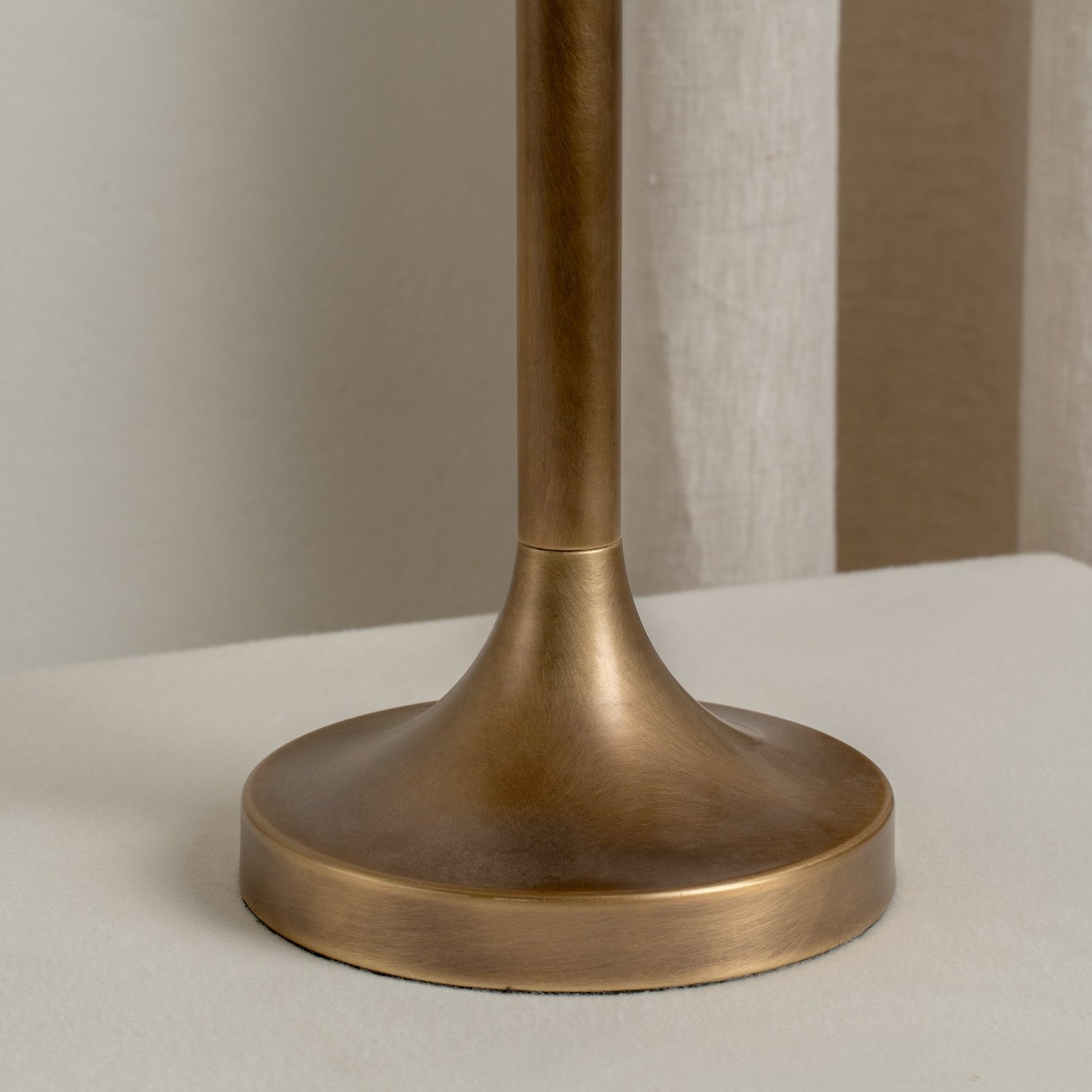 Ottino Bordlampa | Art Deco Sänglampa | Åldrad Mässing &amp; Linne | Elegant Accentljus | Brick by Brick