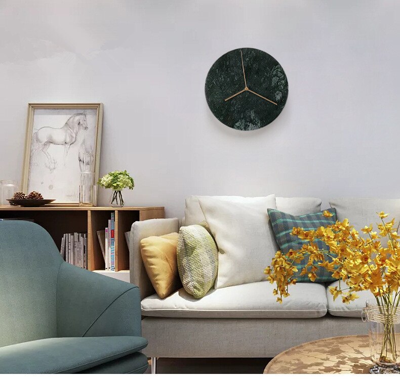 Väggklocka av nordisk marmor