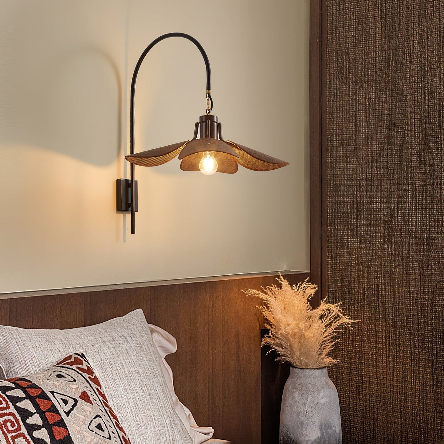 FloraLume – Blomformad Vägglampa för Elegant Belysning