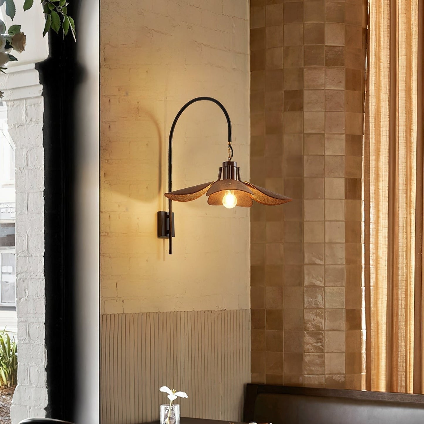 FloraLume – Blomformad Vägglampa för Elegant Belysning