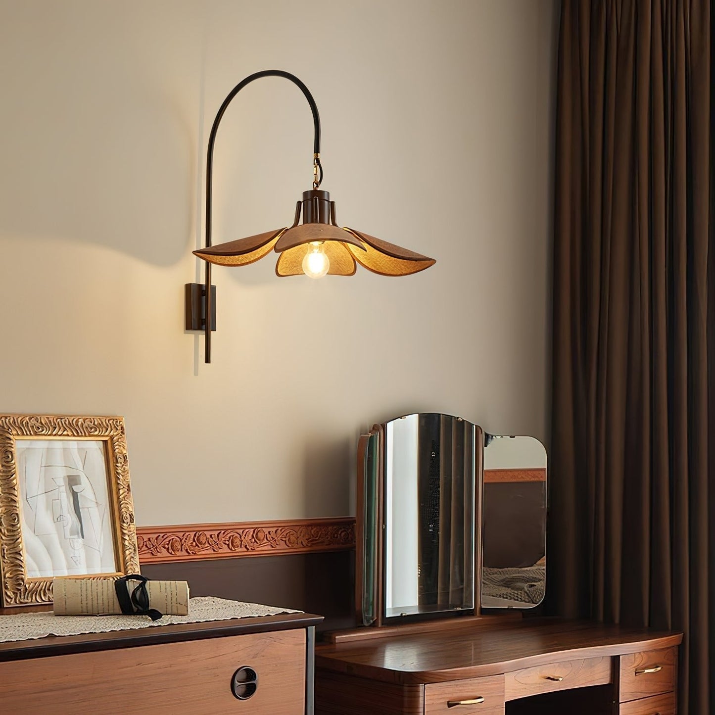 FloraLume – Blomformad Vägglampa för Elegant Belysning