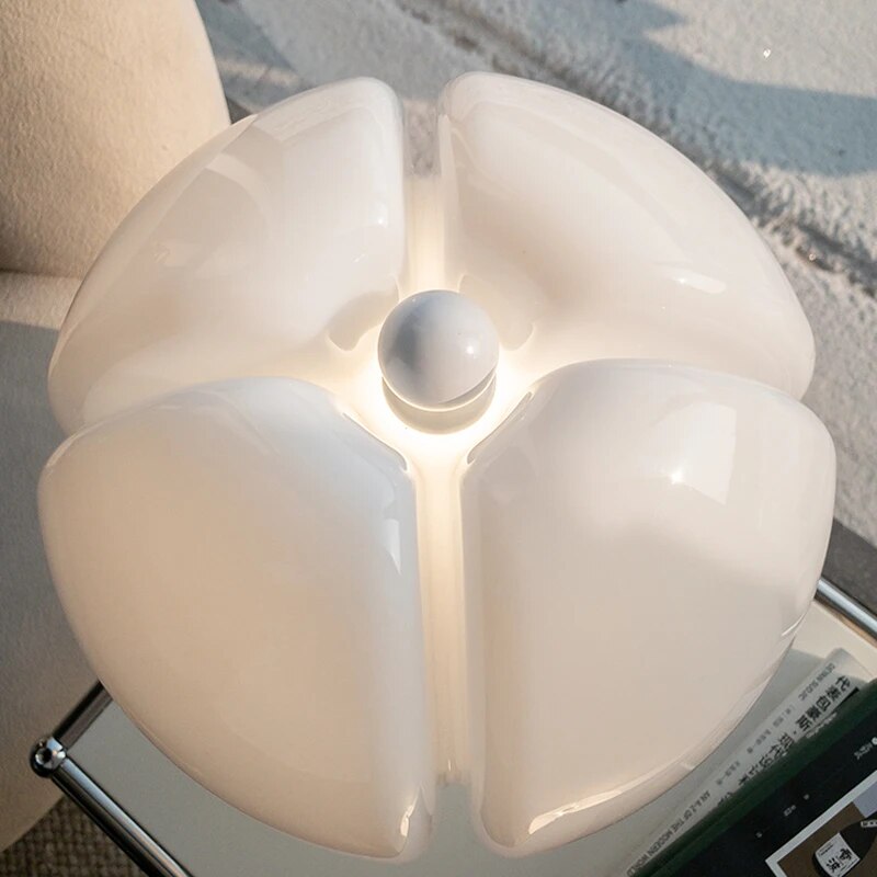 Carvallo – Lyxig Bordslampa med Raffinerad Blomdesign