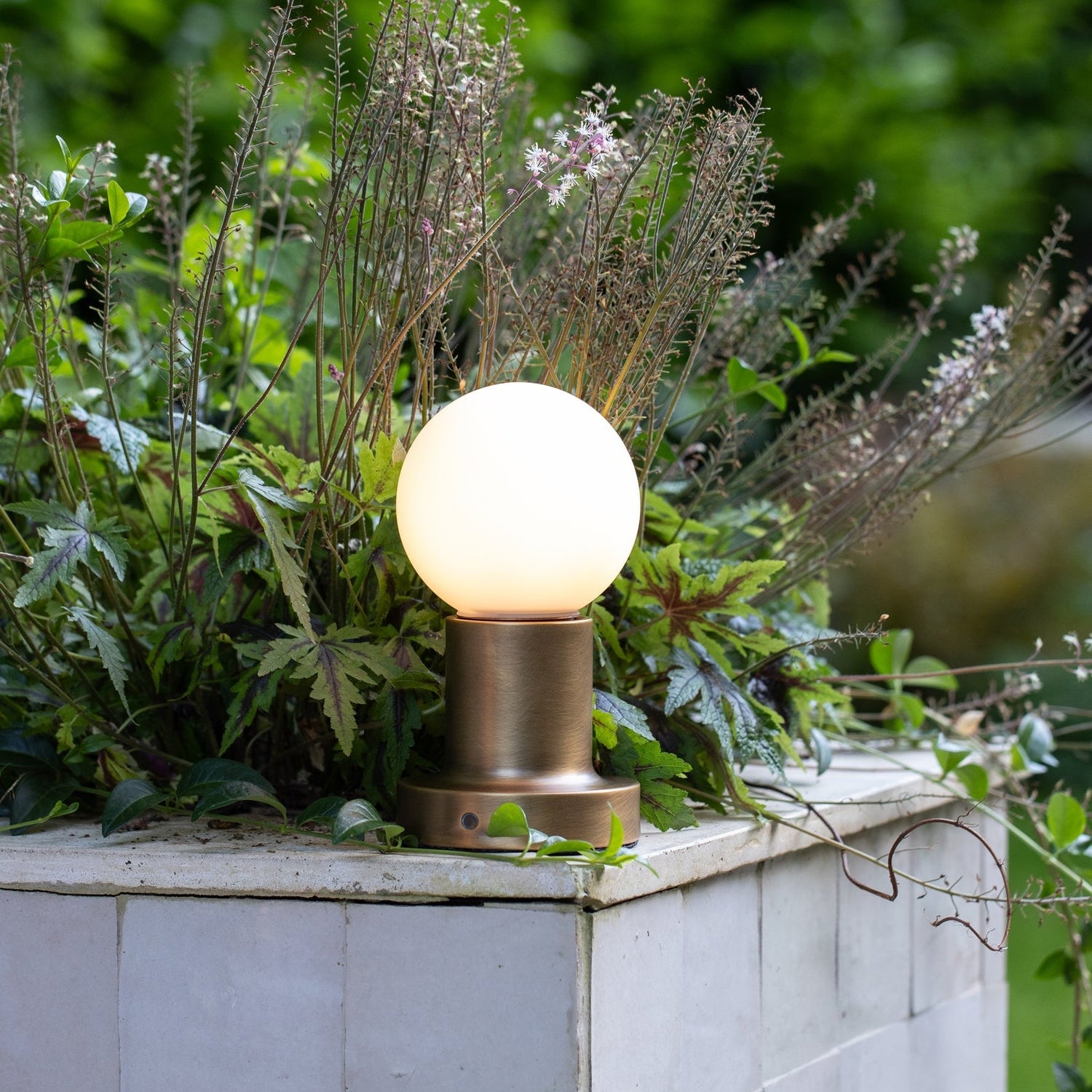 Porta Bordsbelysning | Trådlösa Sänglampor | Åldrad Mässing &amp; Opal Glas | Touch Dimming | Brick by Brick London