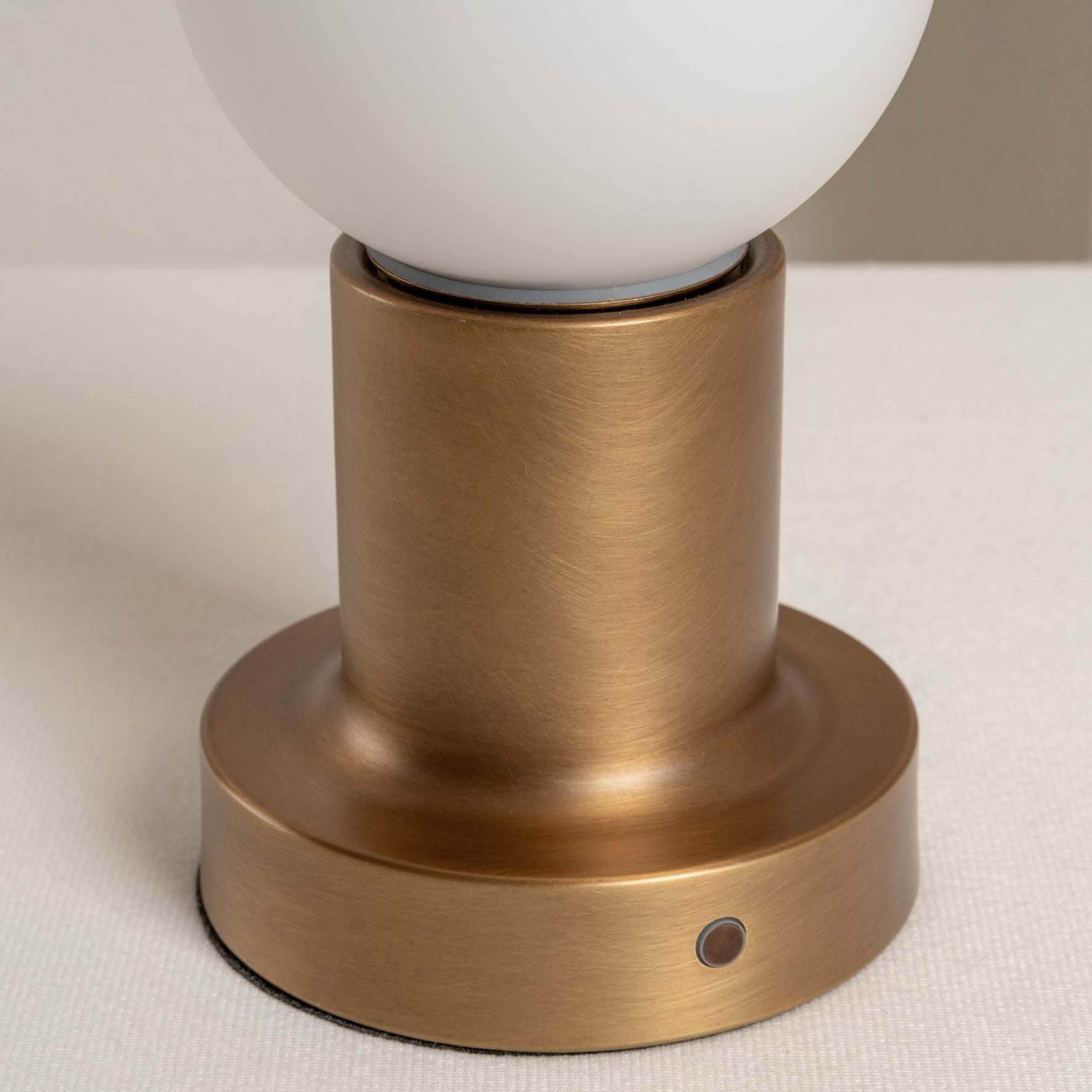 Porta Bordsbelysning | Trådlösa Sänglampor | Åldrad Mässing &amp; Opal Glas | Touch Dimming | Brick by Brick London