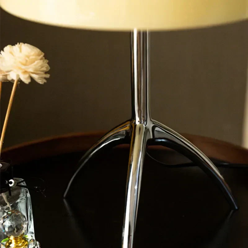 LumiTripod – Modern LED Skrivbordslampa med Justerbar Design