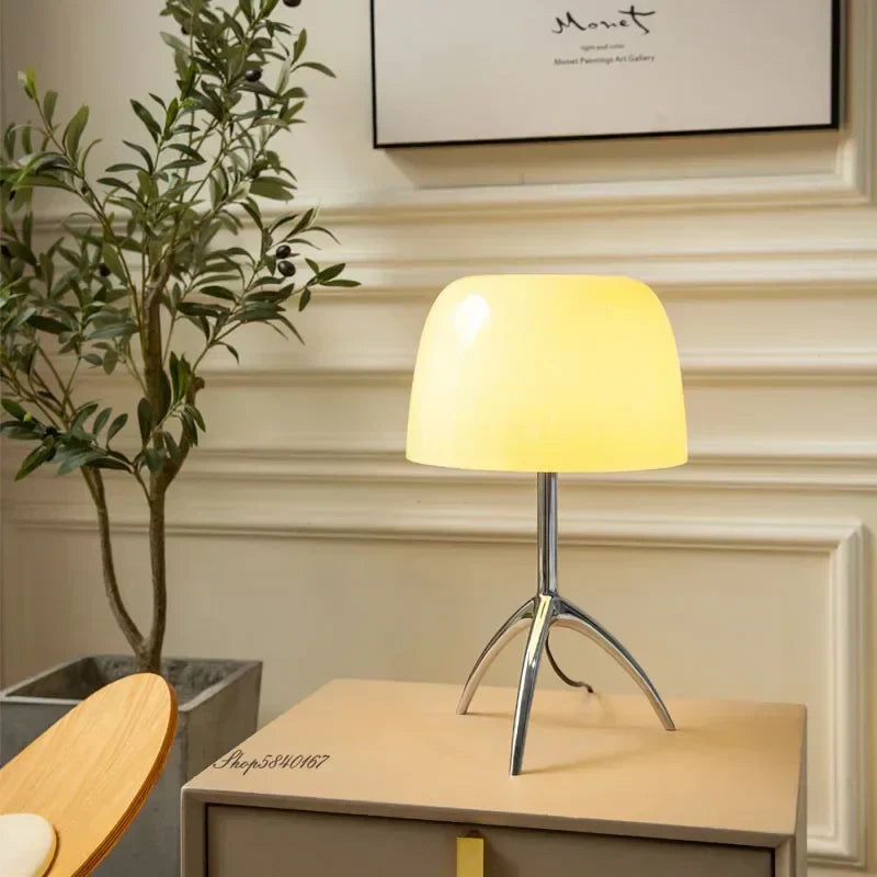 LumiTripod – Modern LED Skrivbordslampa med Justerbar Design