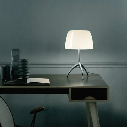 LumiTripod – Modern LED Skrivbordslampa med Justerbar Design