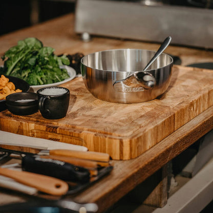 Premium ekträskärbräda – Robust, halkfri och med måttangivelser, idealisk för kött, grönsaker och bröd