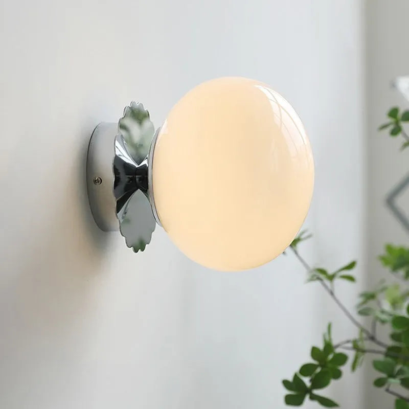 LuxeGlow - Modern LED Vägglampa med Glasboll Elegant Belysning